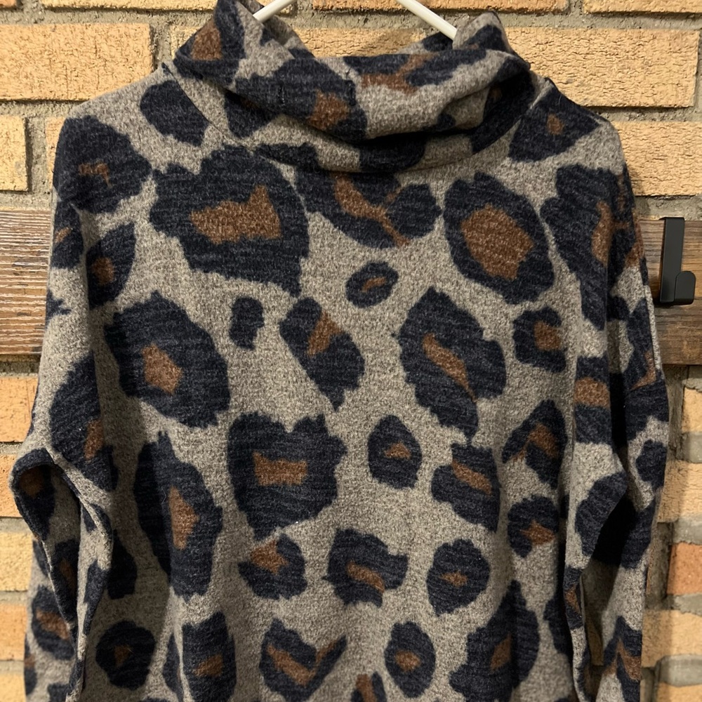 Leopard fleece pullover